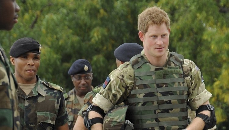 El Príncipe Harry visita un campo de entrenamiento militar en Jamaica