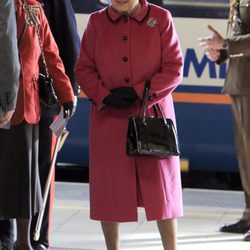 La Reina Isabel II de Inglaterra a su llegada a Leicester