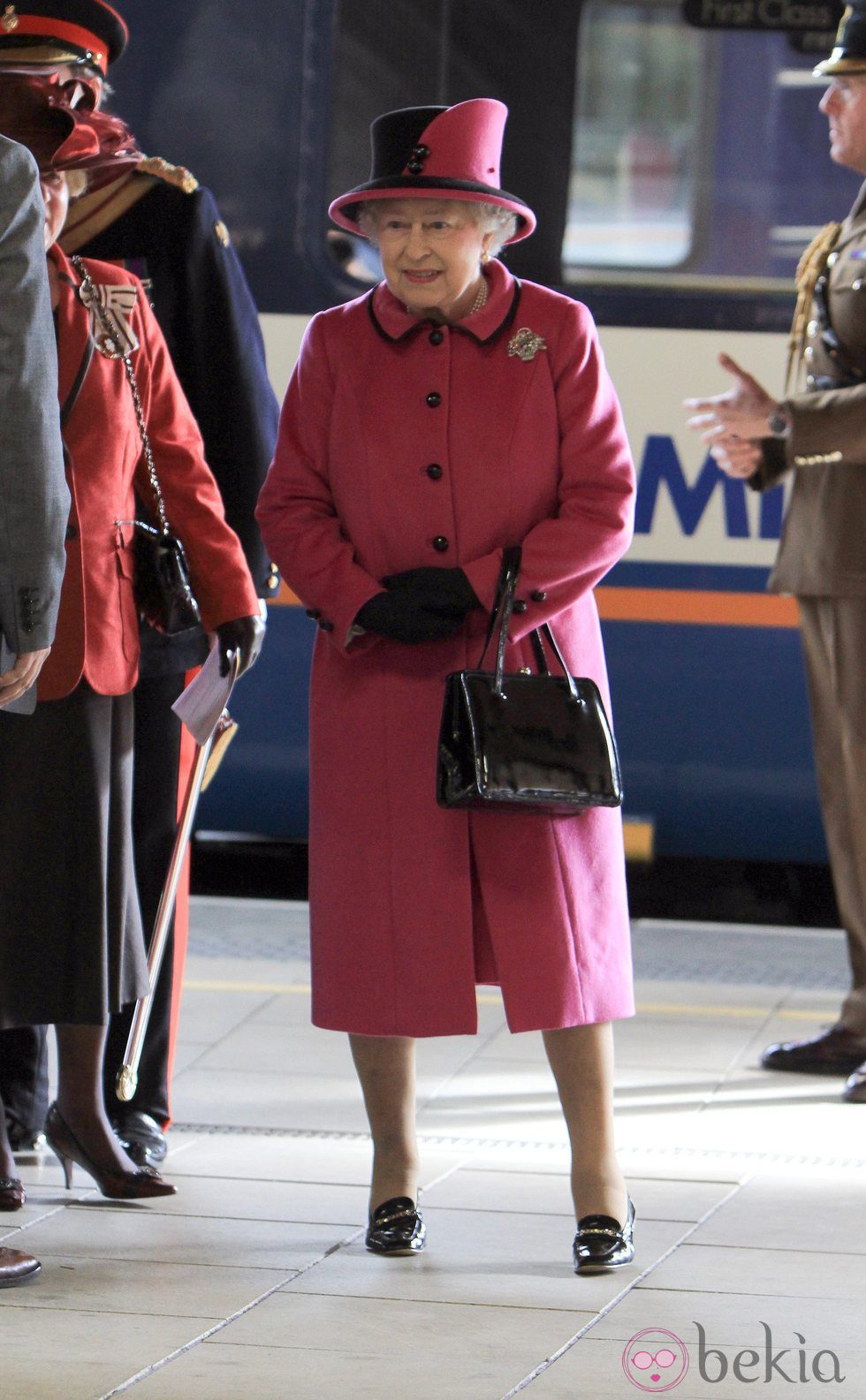 La Reina Isabel II de Inglaterra a su llegada a Leicester