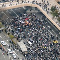 Muchedumbre agolpada en Sendai tras el terremoto y tsunami de Japón