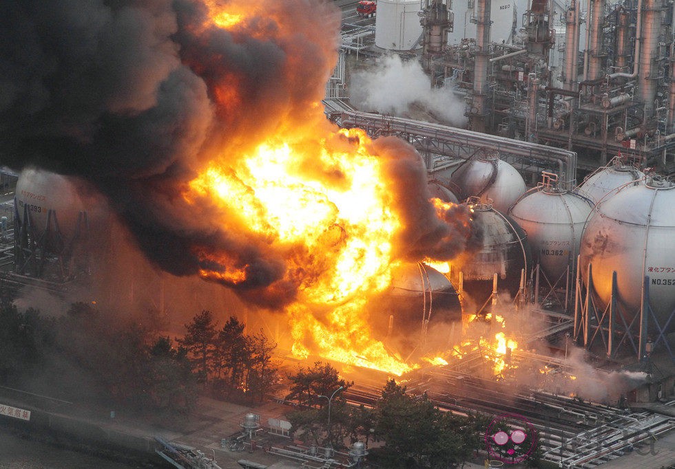 Petroquímica en llamas tras el terremoto y tsunami de Japón