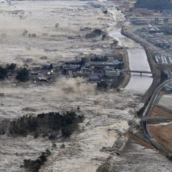 El tsunami devora la ciudad japonesa de Iwanuma