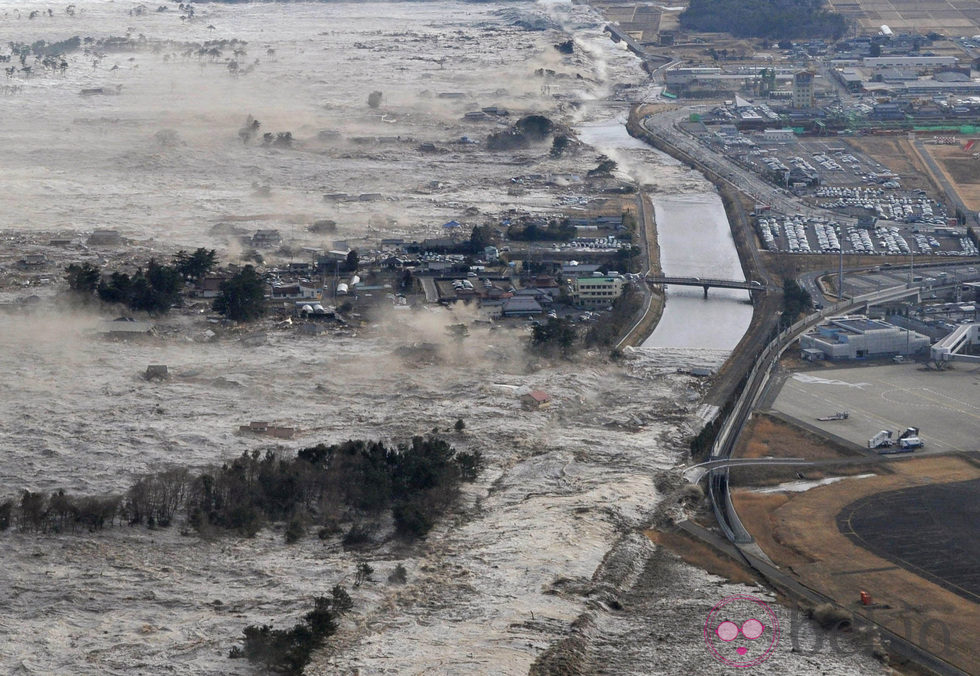 El tsunami devora la ciudad japonesa de Iwanuma