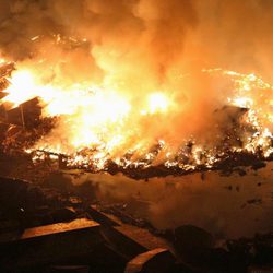 Incendio en Natori tras el terremoto y tsunami de Japón