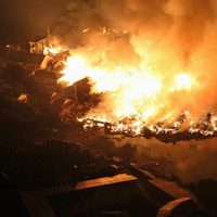 Incendio en Natori tras el terremoto y tsunami de Japón