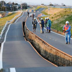 Carretera destruida a consecuencia del terremoto de Japón