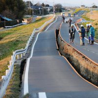 Carretera destruida a consecuencia del terremoto de Japón