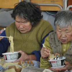 Dos ancianas almuerzan tras ser evacuadas por el tsunami de Japón