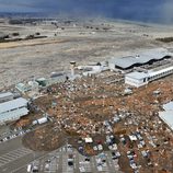 El aeropuerto de Sendai, arrasado por el tsunami de Japón