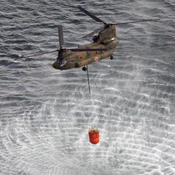 Un helicóptero recoge agua de mar para echarla en un reactor de Fukushima