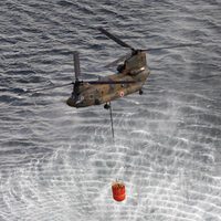 Un helicóptero recoge agua de mar para echarla en un reactor de Fukushima