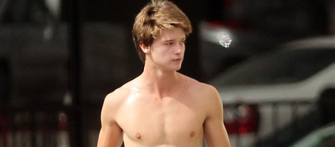 Patrick Schwarzenegger sin camiseta