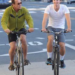 Arnold y Patrick Schwarzenegger pasean en bicicleta