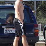 Patrick Schwarzenegger con el torso desnudo