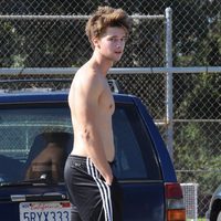 Patrick Schwarzenegger con el torso desnudo