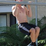 Patrick Schwarzenegger haciendo flexiones