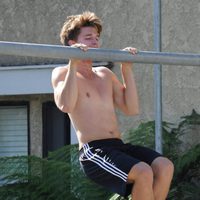 Patrick Schwarzenegger haciendo flexiones