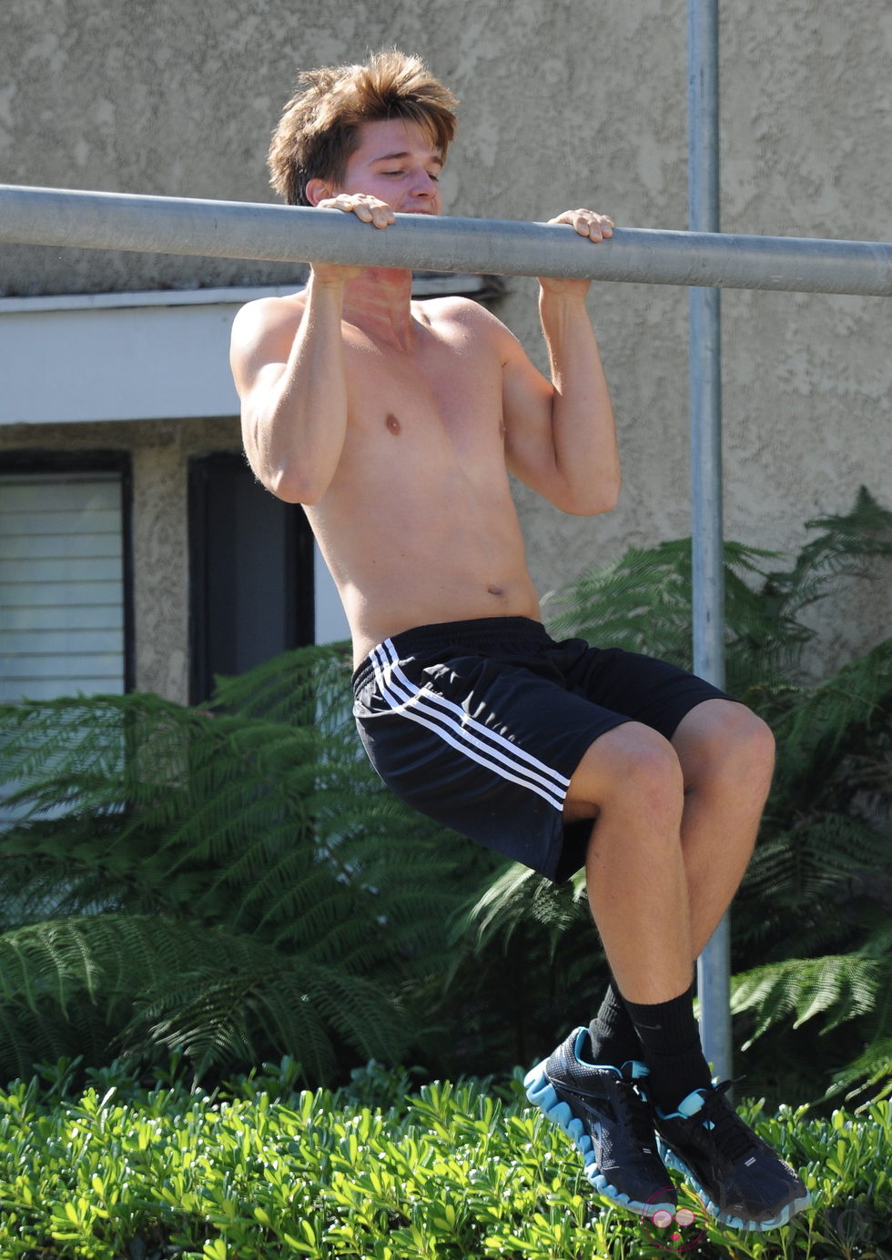 Patrick Schwarzenegger haciendo flexiones