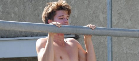 Patrick Schwarzenegger haciendo flexiones