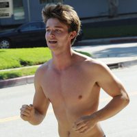 Patrick Schwarzenegger haciendo deporte