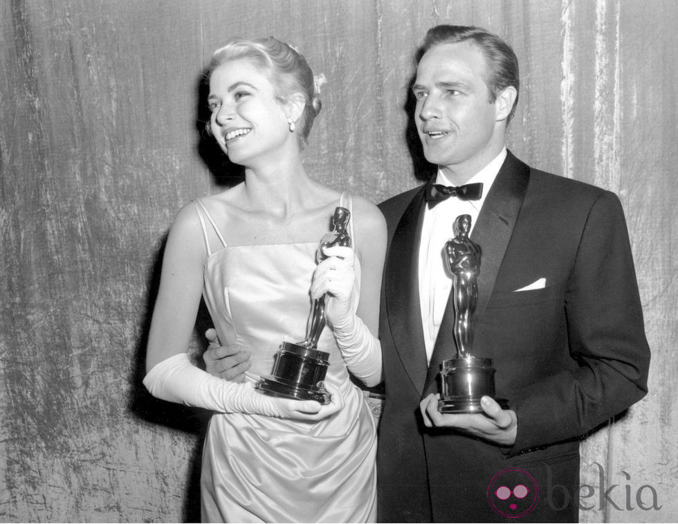 Grace Kelly posa con su Oscar y Marlon Brando en 1955