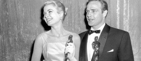 Grace Kelly posa con su Oscar y Marlon Brando en 1955