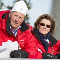 Los Reyes Harald y Sonia de Noruega en Holmenkollen