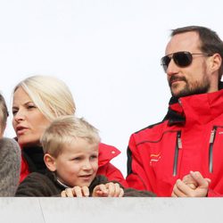 Haakon y Mette Marit de Noruega con los Príncipes Ingrid Alexandra y Sverre Magnus en Holmenkollen