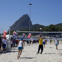 El Príncipe Harry disputa un partido de voley playa en Brasil