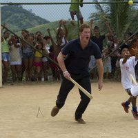 Enrique de Gales jugando un partido de cricket en Brasil