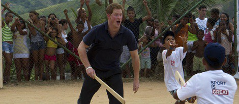 Enrique de Gales jugando un partido de cricket en Brasil