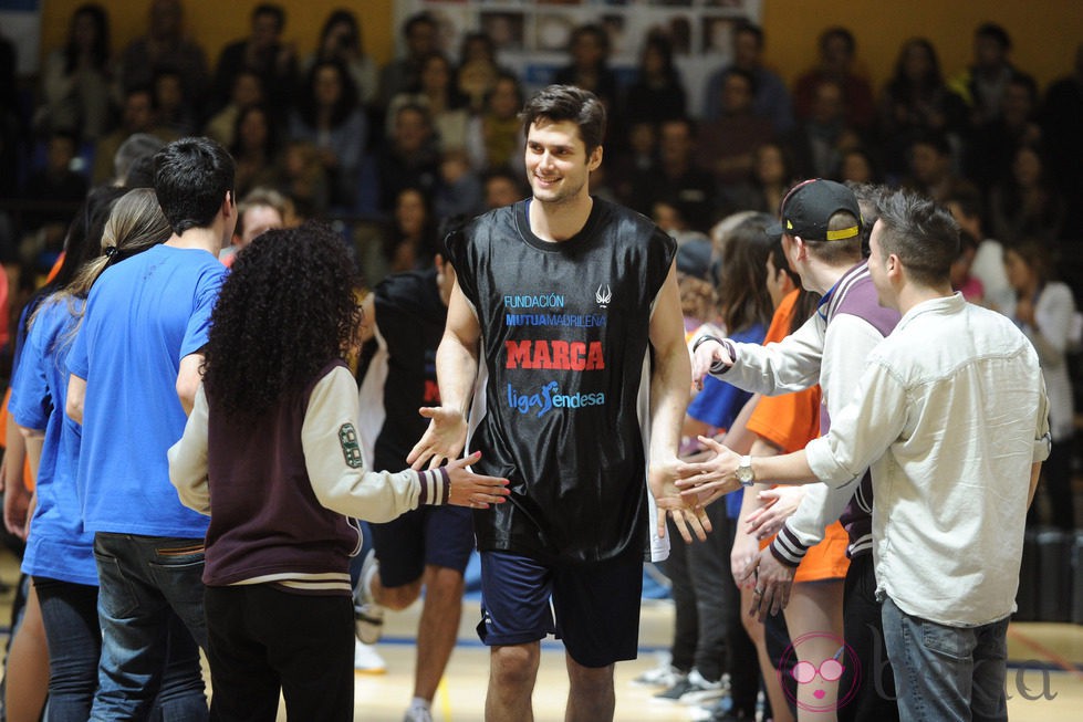 Sergio Mur en un partido de baloncesto benéfico