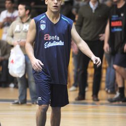 Ricard Sales en un partido de baloncesto benéfico