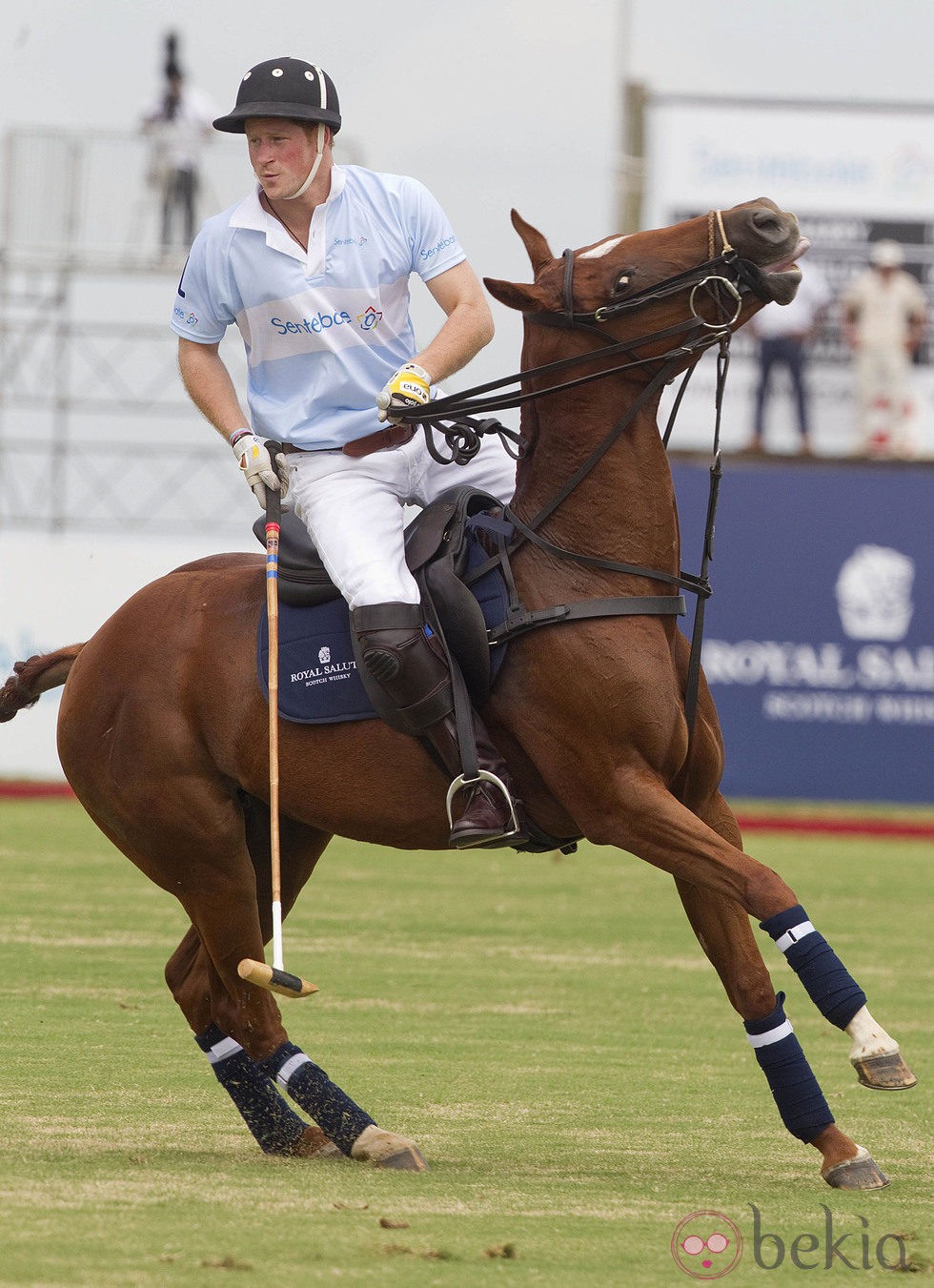 El Príncipe Harry disputa un partido de polo en Brasil