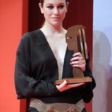 Blanca Suárez posa con su Fotogramas de Plata 2011