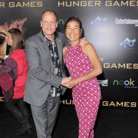 Woody Harrelson y Laura Louie en el estreno de 'Los juegos del hambre' en Los Ángeles