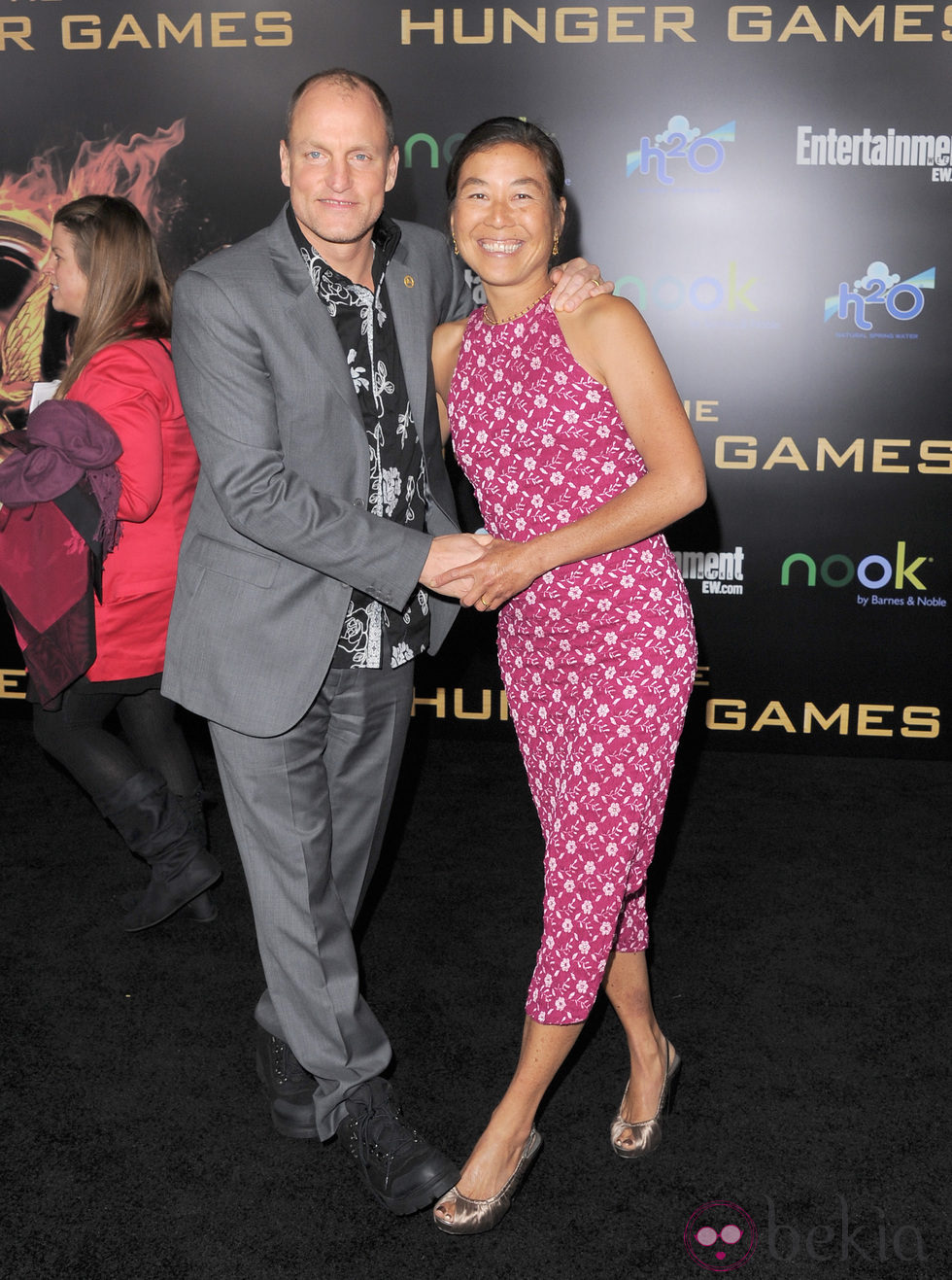 Woody Harrelson y Laura Louie en el estreno de 'Los juegos del hambre' en Los Ángeles