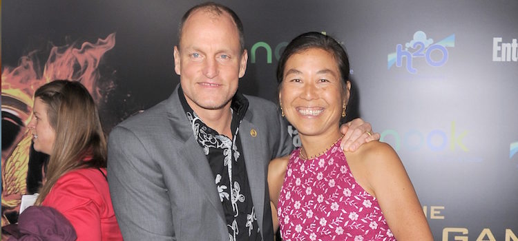 Woody Harrelson y Laura Louie en el estreno de 'Los juegos del hambre' en Los Ángeles