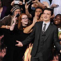 Josh Hutcherson con las fans en el estreno de 'Los juegos del hambre' en Los Ángeles