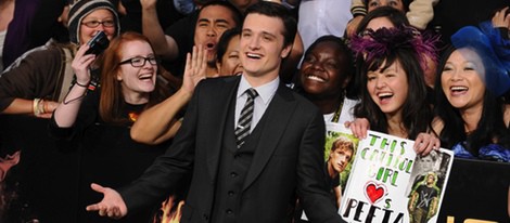 Josh Hutcherson con las fans en el estreno de 'Los juegos del hambre' en Los Ángeles