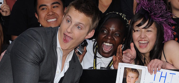 Alexander Ludwig con los fans en el estreno de 'Los juegos del hambre' en Los Ángeles