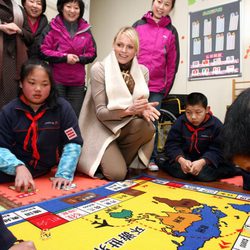 Charlene de Mónaco juega con unos niños en Shangai