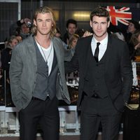 Los hermanos Chris y Liam Hemsworth en el estreno de 'Los juegos del hambre' en Londres