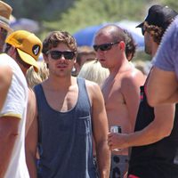 Zac Efron en camiseta de tirantes