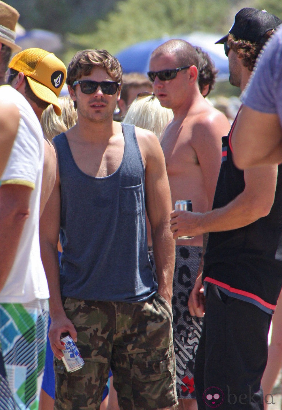 Zac Efron en camiseta de tirantes