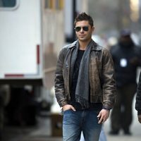 Zac Efron, abrigado con chaqueta de cuero