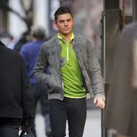 Zac Efron, con chaqueta gris