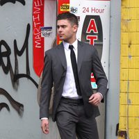 Zac Efron, de traje