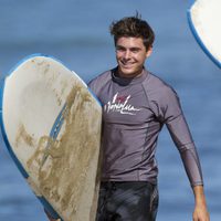 Zac Efron camina por la playa