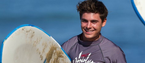 Zac Efron camina por la playa